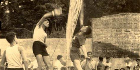 Il y aurait du y avoir une photo de vieux volley